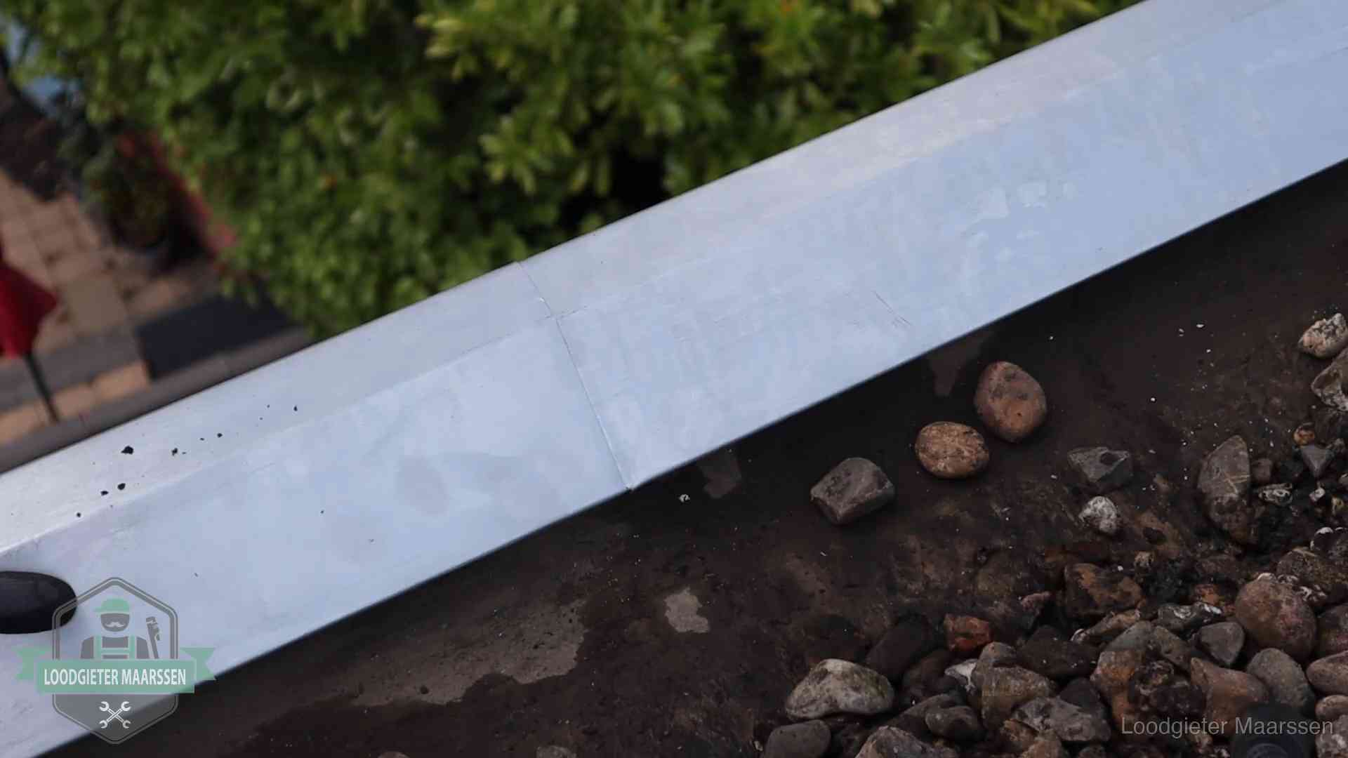 Garantie op dakwerk in Maarssen Strak gesoldeerd naaddetail in een zinken daktrim op een dak in Maarssen